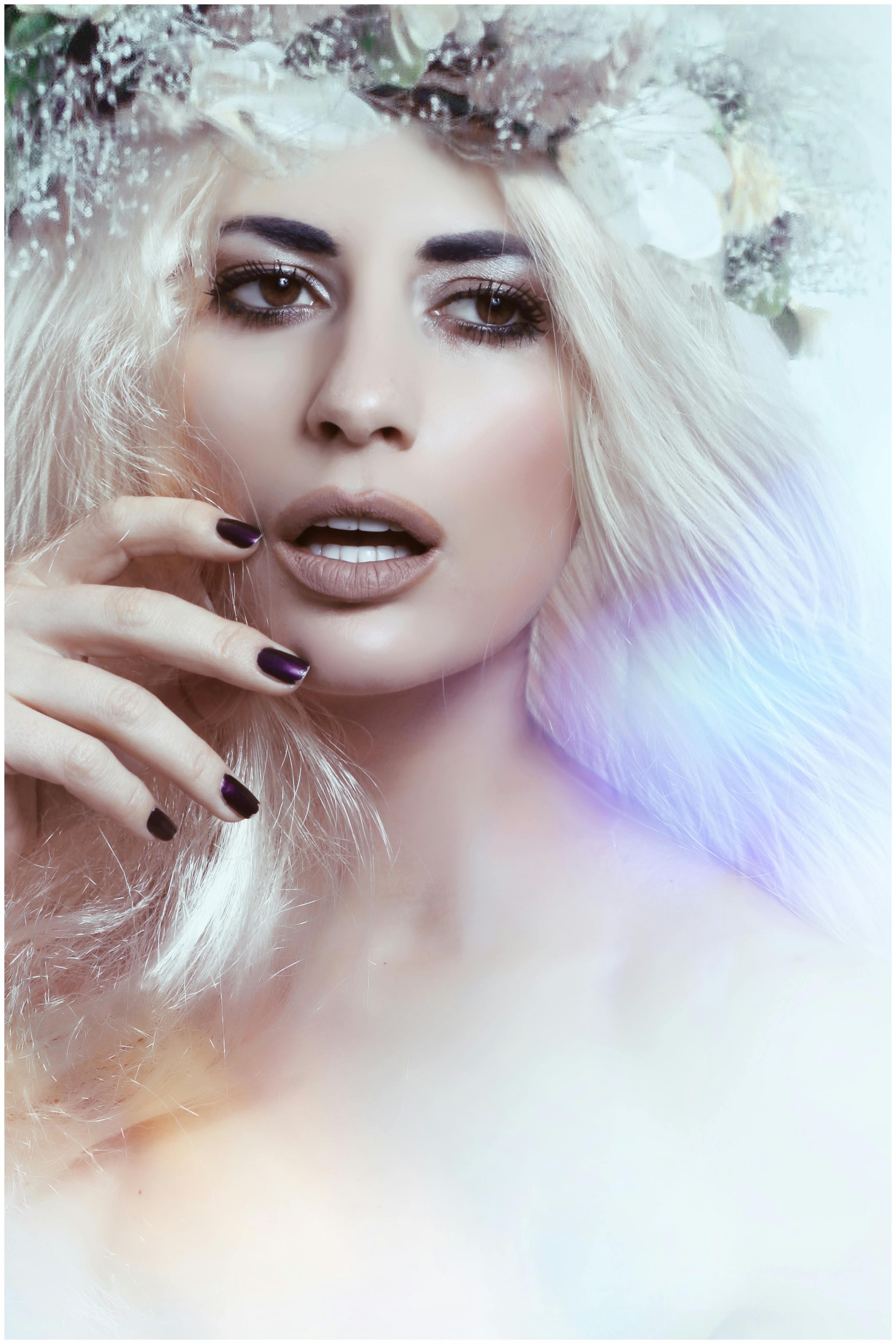 《玻璃之下》海报